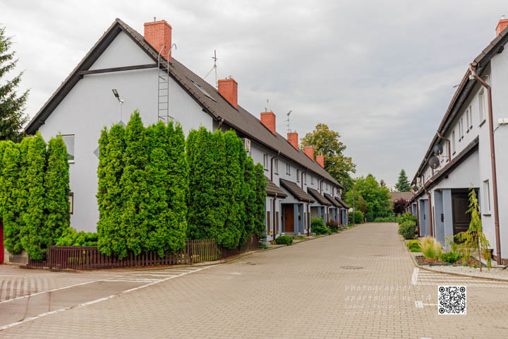 Oświetlenie i otoczenie prywatnego parkingu