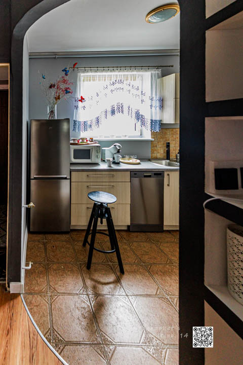 Lodówka i pojemne szafki kuchenne
